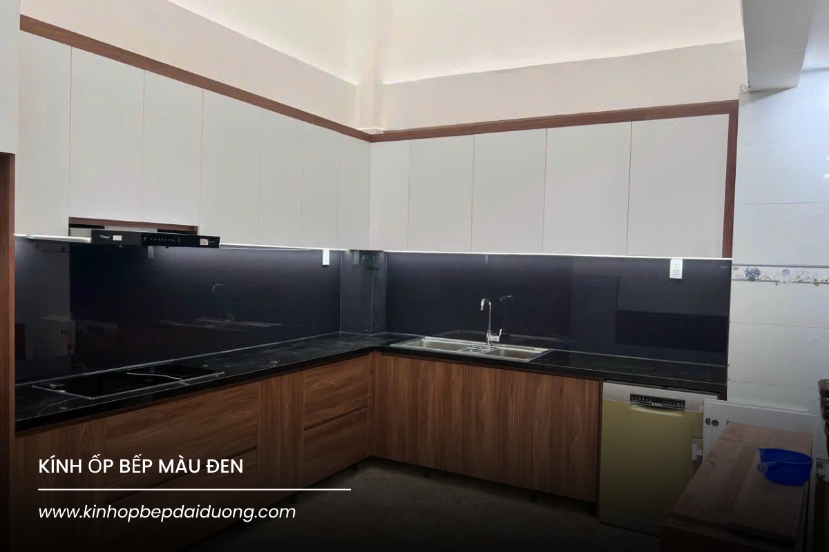 Kính ốp bếp màu đen tuyền