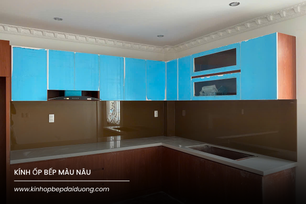 Kính ốp bếp màu nâu