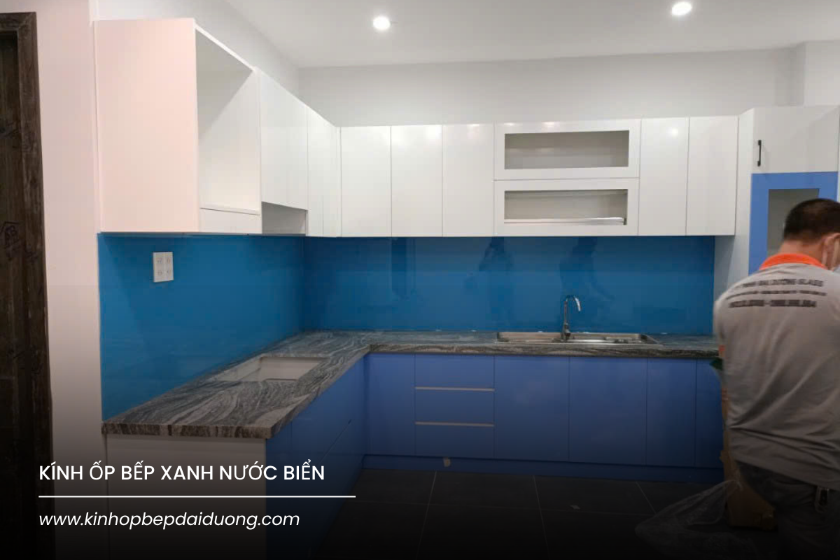 Kính ốp bếp màu xanh dương