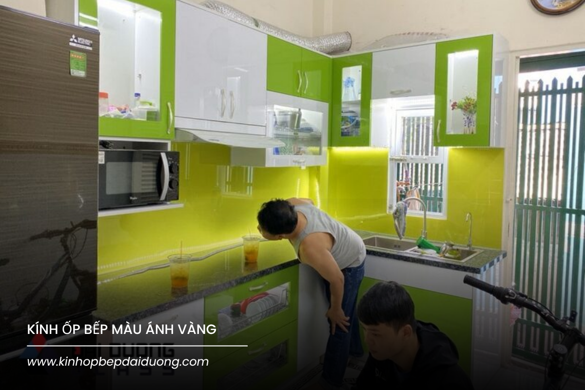 Kính ốp bếp màu vàng nắng