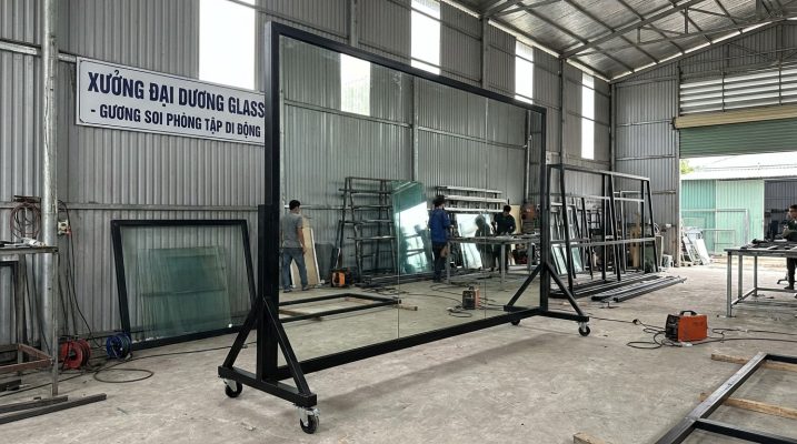 guong soi phong tap di dong khung sat den co banh xe tai xuong dai duong glass 1